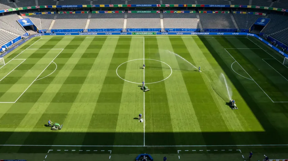 Campo da calcio con il manto erboso rasato visto dall'alto durante i preparativi per un grande torneo internazionale