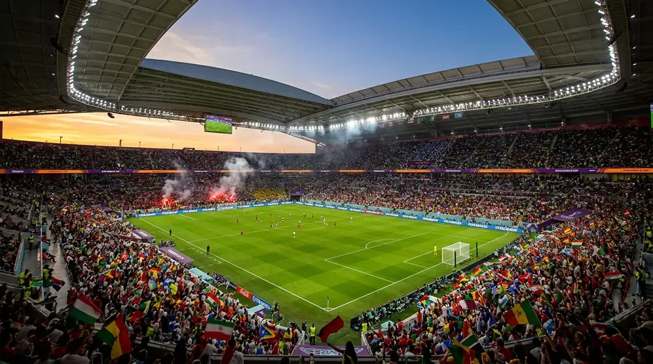 Panoramica dello stadio durante una partita serale della Coppa del Mondo FIFA 2026 con tribune illuminate e il campo verde al centro