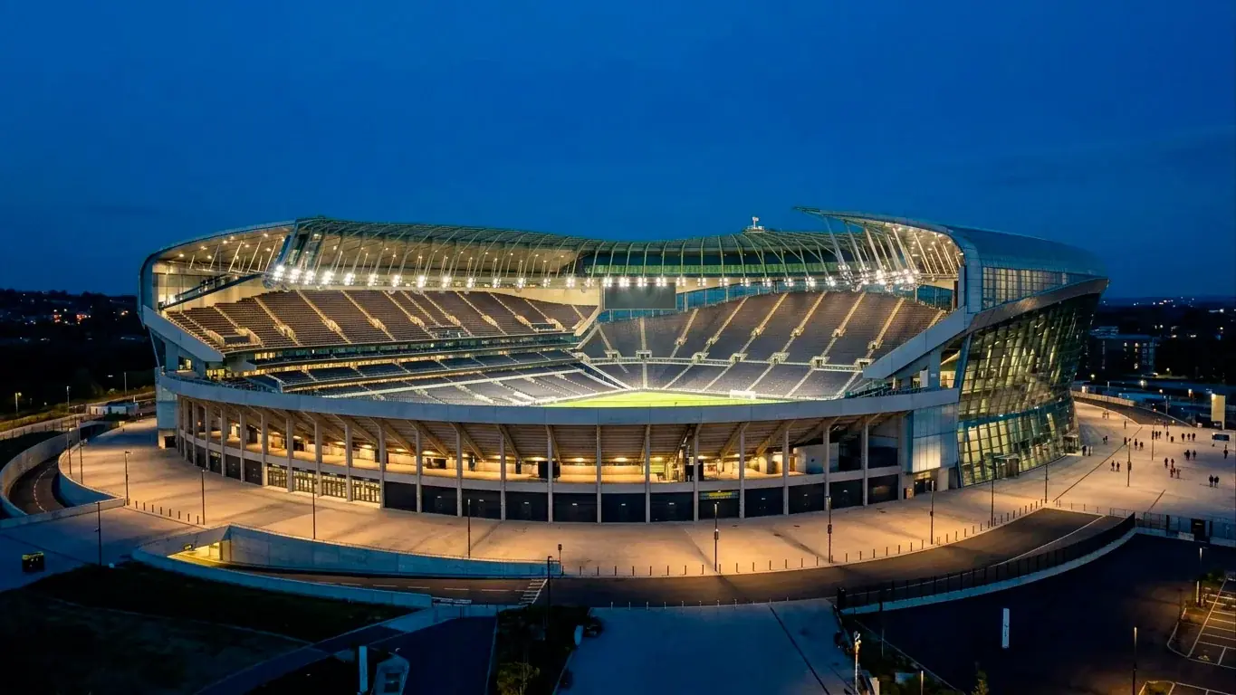 Stadio illuminato al tramonto prima di una gara serale dei Mondiali 2026